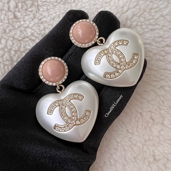 Auth Chanel 21B Heart Pearl Crystal CC Logo Dangle Earrings - RARE - Picture 1 of 15